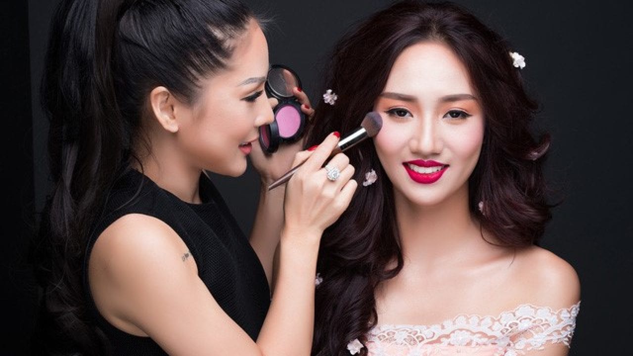 Học nghề gì dễ kiếm tiền trong tương lai - makeup aritst