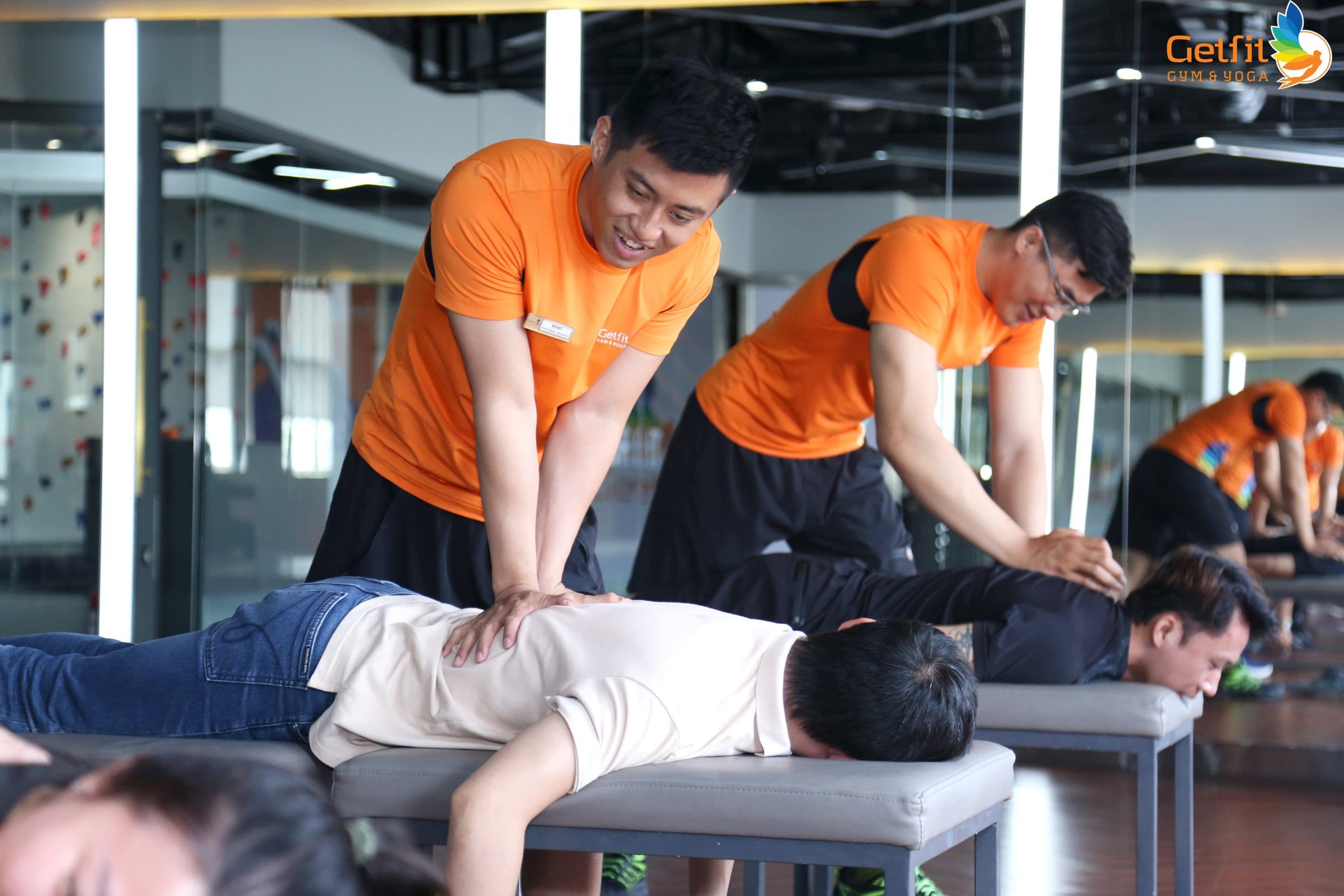 Học nghề gì dễ kiếm tiền trong tương lai - sport massage