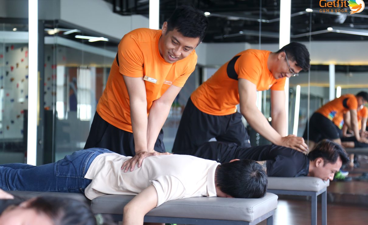 Massage thể thao là một phương pháp massage tập trung vào việc làm dịu các cơ bắp và mô mềm thông qua các động tác của tay hoặc thiết bị massage.